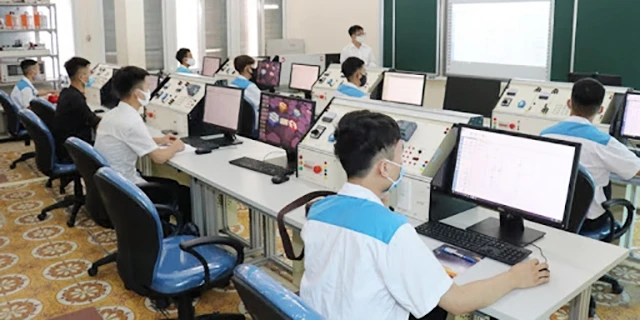 Sinh viên lớp luyện thi tay nghề cơ điện tử của Trường cao đẳng Cơ điện Hà Nội trong giờ thực hành. Ảnh: ANH TUẤN