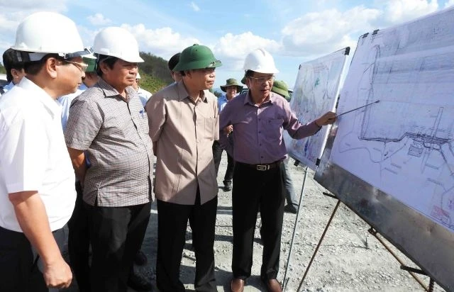 Bộ trưởng Nguyễn Xuân Cường (thứ hai từ phải sang) cùng lãnh đạo tỉnh Ninh Thuận kiểm tra dự án hệ thống thủy lợi Tân Mỹ.