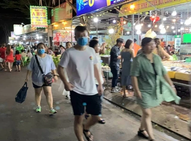Chợ đêm Vũng Tàu ngày cuối tuần bắt đầu đông khách, khác với thời gian vắng vẻ do giãn cách xã hội vừa qua.