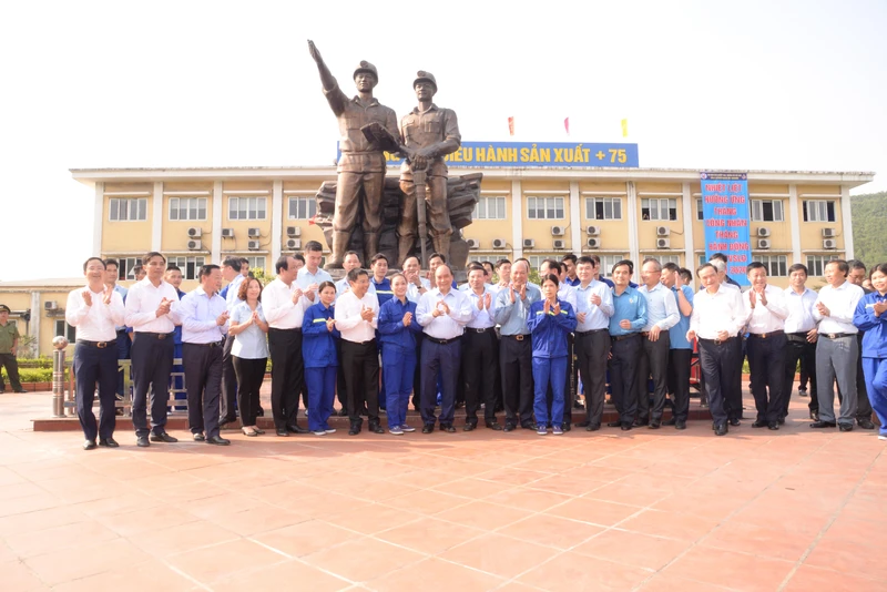 Thủ tướng Nguyễn Xuân Phúc chụp ảnh lưu niệm với lãnh đạo, cán bộ và công nhân, người lao động ngành than tại Công ty than Hà Lầm - Vinacomin.