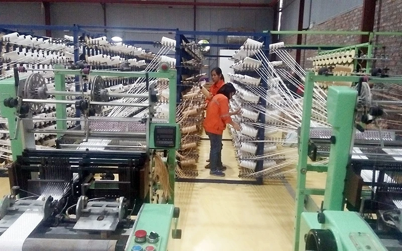 Dây chuyền dệt vải chuyên dùng may bao bì của Công ty TNHH Anh Dương (huyện Ðại Từ).