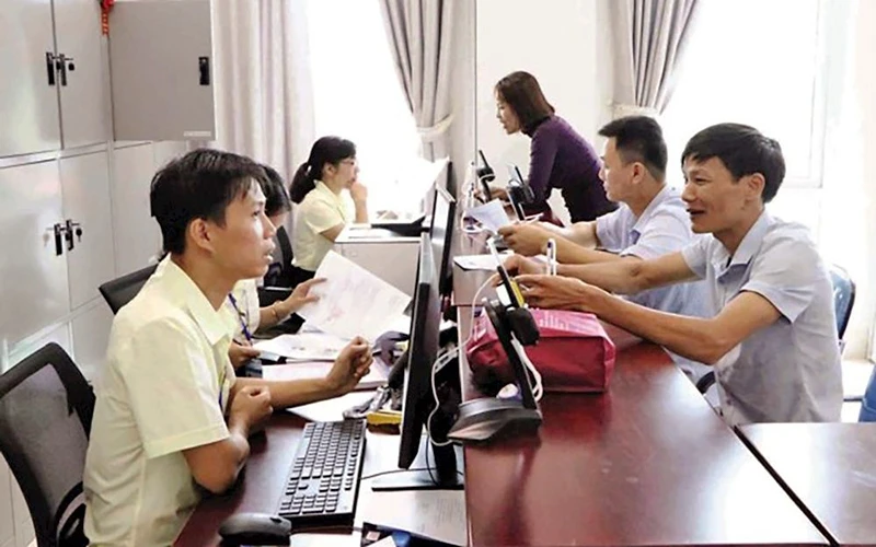 Hướng dẫn người dân và doanh nghiệp giải quyết thủ tục tại Trung tâm Phục vụ hành chính công tỉnh Lai Châu. Ảnh: Công Tuyên