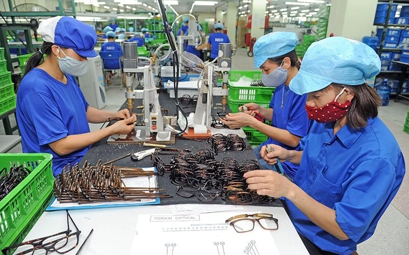 Công ty TNHH NEO Optical ở huyện Yên Dũng (Bắc Giang) với 100% vốn đầu tư của Pháp, chuyên sản xuất kính mắt thời trang. Sản phẩm của công ty xuất khẩu đến 29 quốc gia. Ảnh: THANH HƯNG