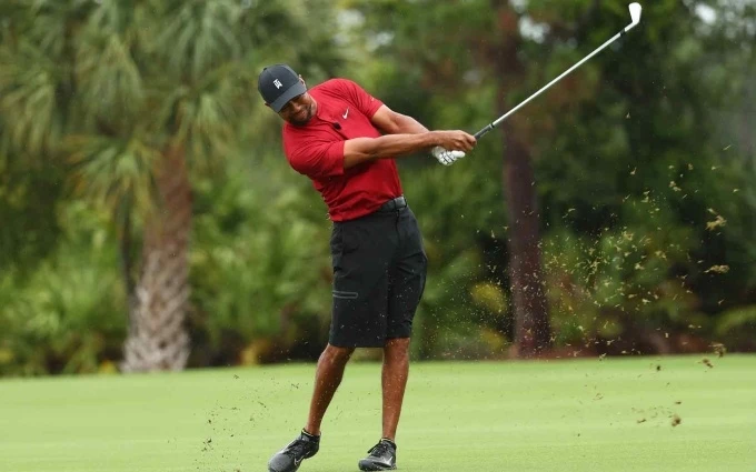 Tiger Woods đã cân bằng tỷ số 1-1 với Phil Mickelson, tại The Match. ( Ảnh: Golf.com)