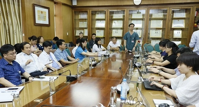 GS, TS Nguyễn Quang Tuấn, Giám đốc Bệnh viện Bạch Mai cung cấp thông tin tại buổi họp.