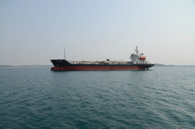 Tàu chở hàng của Thành Lễ neo đậu chuẩn bị nhập xăng dầu tại vịnh Dung Quất.