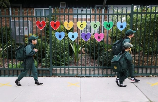 Ngày 25-5, học sinh Trường công lập Homebush West quay trở lại trường học, sau khi các hạn chế giãn cách xã hội được nới lỏng. (Ảnh: Reuters)