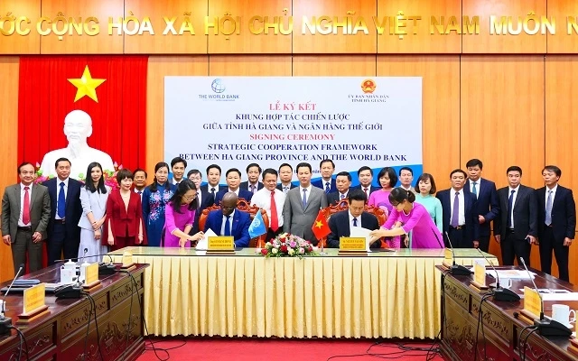 Các đại biểu chứng kiến Lễ ký kết khung hợp tác chiến lược giữa tỉnh Hà Giang với WB.