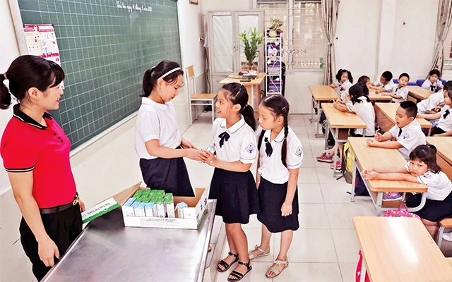 Học sinh Trường tiểu học Nghĩa Tân (quận Cầu Giấy) uống sữa học đường ngay từ ngày đầu đi học lại sau kỳ nghỉ phòng, chống dịch. Ảnh: THANH TÙNG