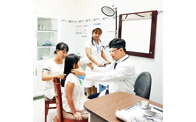  Bác sĩ Bệnh viện đa khoa Xuyên Á - Tây Ninh thăm khám cho người bệnh.
