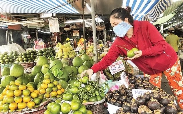  Nhiều sạp kinh doanh trái cây ở chợ Bà Chiểu (quận Bình Thạnh) sụt giảm mạnh doanh thu.