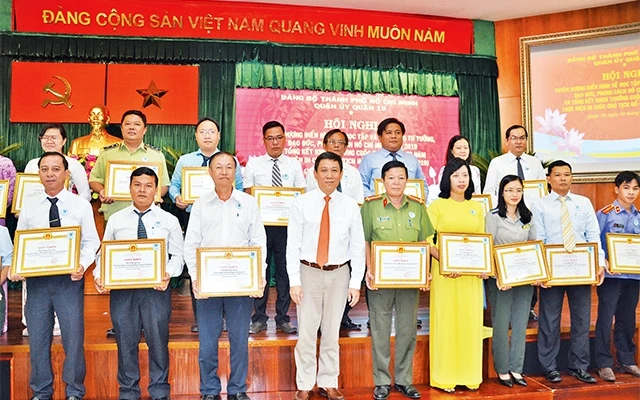  Quận ủy quận 10 biểu dương các điển hình học tập và làm theo tư tưởng, đạo đức và phong cách Hồ Chí Minh năm 2018-2019.