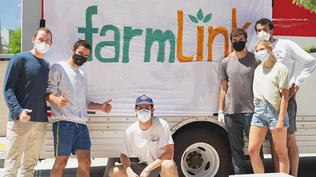 Các tình nguyện viên của FarmLink. Ảnh: ABC NEWS