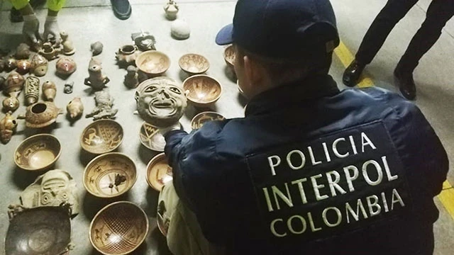Cảnh sát Interpol tại Colombia thu giữ tang vật. Ảnh: THE GUARDIAN
