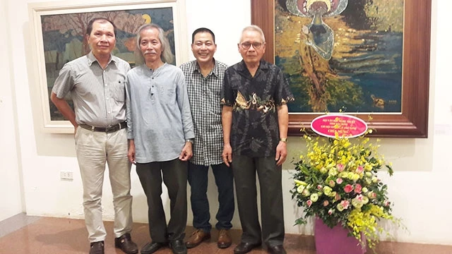 Nhà thơ Vũ Từ Trang (ngoài cùng, bên trái) với các họa sĩ trong một sự kiện. Ảnh nhân vật cung cấp