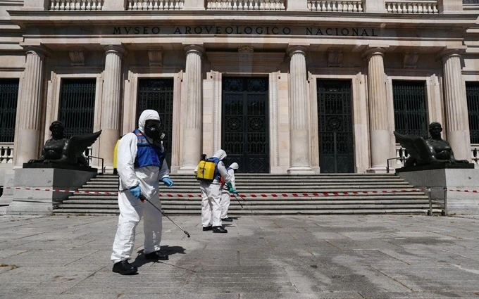Xịt khử trùng bên ngoài Bảo tàng Khảo cổ học tại Madrid, ngày 25-5. (Ảnh: Reuters)