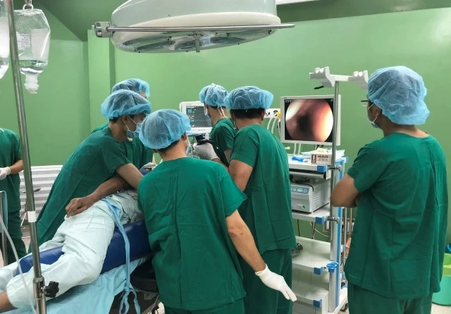 Ekip các bác sĩ Bệnh viện Hoàn Mỹ Đà Nẵng tiến hành nội soi cứu sống bệnh nhân.