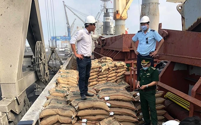 Lực lượng chức năng phát hiện nhiều bao gạo trên tàu.