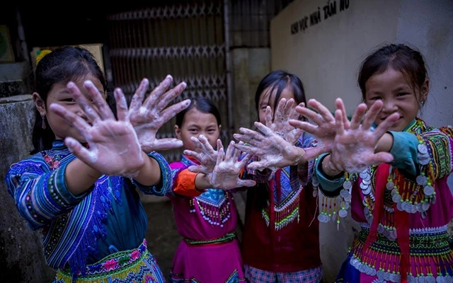 Rửa tay là một trong những cách giúp trẻ em phòng, chống dịch Covid-19 (Ảnh minh họa: UNICEF tại Việt Nam).