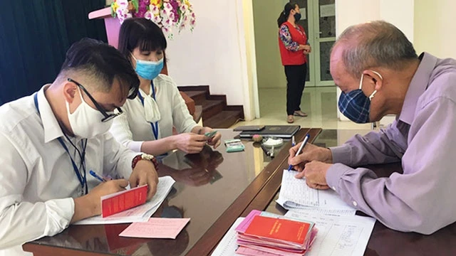 Người dân phường Nhật Tân (quận Tây Hồ, Hà Nội) đến nhận tiền hỗ trợ.