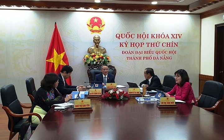 Các đại biểu Quốc hội TP Đà Nẵng họp trực tuyến tại điểm cầu. Ảnh: THANH TÙNG