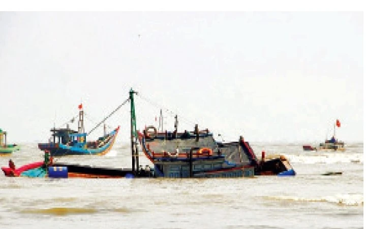 Cứu hộ tàu cá mắc cạn ở Lạch Vạn (huyện Diễn Châu, tỉnh Nghệ An).