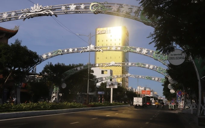 Tòa nhà TTTM và văn phòng dịch vụ SHB Đà Nẵng gắn kính phản quang sai thiết kế. 