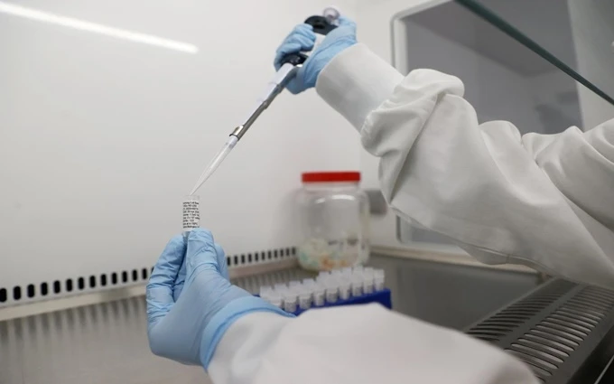 Các nhà khoa học đang nghiên cứu vaccine ngừa Covid-19 tại Keele, Anh, ngày 30-4. (Ảnh: Reuters)