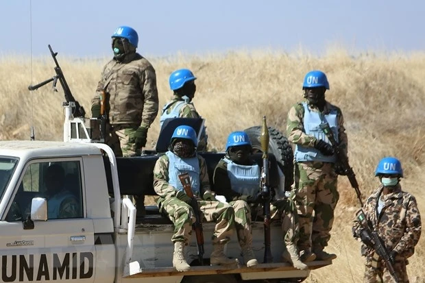 Các thành viên UNAMID tuần tra tại thành phố Nyala, Darfur, Sudan. (Ảnh: TTXVN)