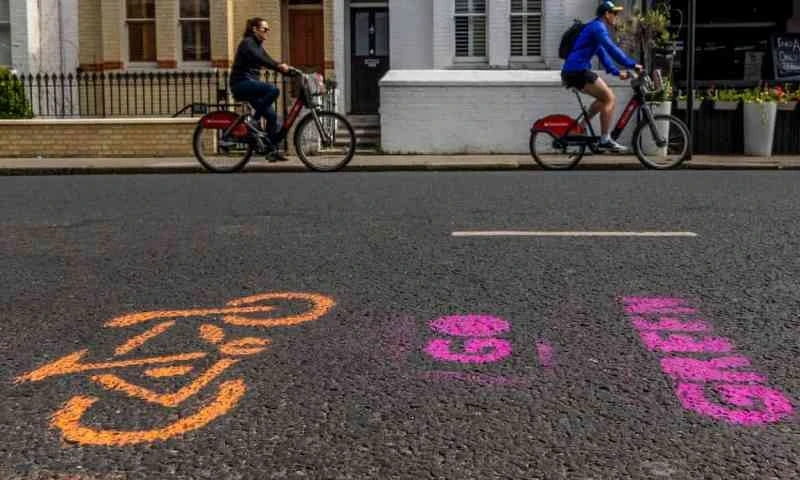 Một làn đường dành cho xe đạp ở phía tây London, Anh. Một số quốc gia đang đầu tư vào làn đường và các điểm sạc dành cho xe điện. Ảnh: Shutterstock.
