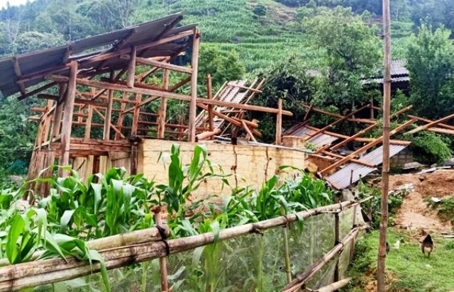 Nhà ở của người dân ở xã Sán Chải (Si Ma Cai) bị lốc xoáy làm hư hỏng.