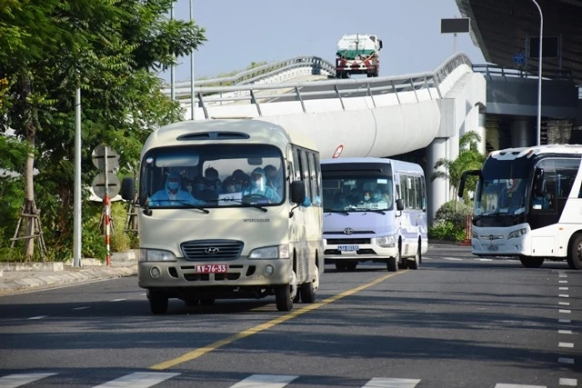Xe đưa các công dân về Trung tâm huấn luyện dự bị động viên Đồng Xanh - Đồng Nghệ.