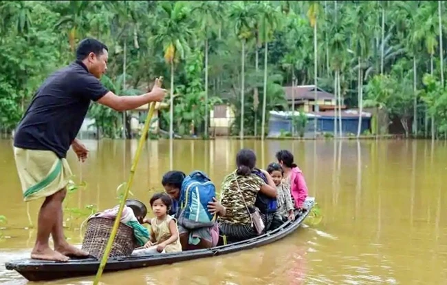 Người dân bang Assam của Ấn Độ di chuyển tránh lũ. Ảnh | HINDUSTAN TIMES
