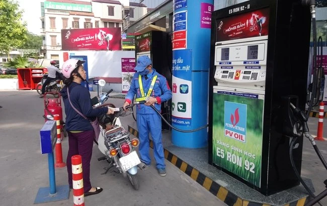 Khách hàng mua xăng tại cửa hàng xăng dầu trên đường Hoàng Quốc Việt (Hà Nội).