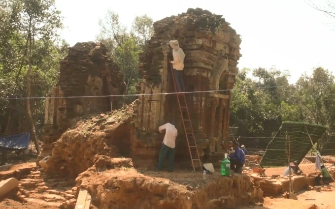 Công nhân đang trùng tu khu đền tháp Mỹ Sơn.