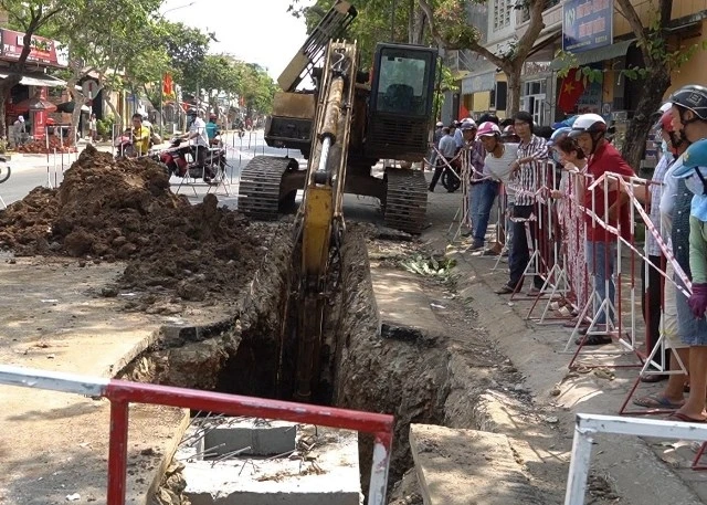 Hiện trường vụ tai nạn lao động xảy ra tại công trình thi công hệ thống thoát nước trên đường 27-4, phường Phước Hưng, TP Bà Rịa, tỉnh Bà Rịa - Vũng Tàu, ngày 12-5 vừa qua.