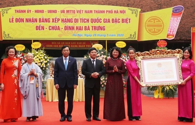 Lãnh đạo TP Hà Nội và quận Hai Bà Trưng đón nhận Bằng công nhận Di tích quốc gia đặc biệt cho quần thể đình-đền-chùa Hai bà Trưng.