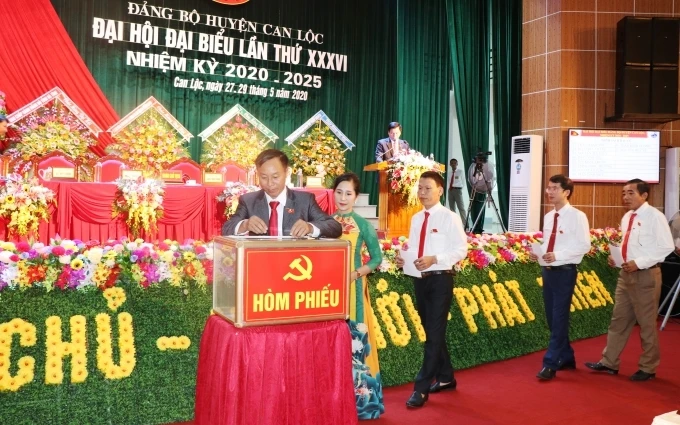 Các đại biểu tham gia Đại hội bỏ phiếu bầu BCH Đảng bộ huyện khóa 36.