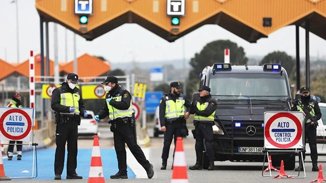 Việc mở cửa trở lại biên giới đang gây tranh cãi giữa các nước EU. Ảnh: REUTERS