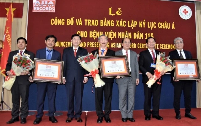 Hội đồng sáng lập Tổ chức kỷ lục Việt Nam trao bằng xác nhận kỷ lục châu Á cho tập thể, cá nhân Bệnh viện Nhân Dân 115.