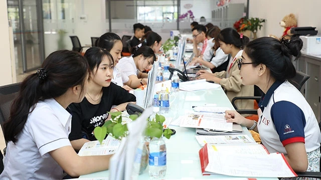 Thí sinh đến nộp hồ sơ xét tuyển học bạ tại Trường ĐH Kinh tế - Tài chính TP Hồ Chí Minh.
