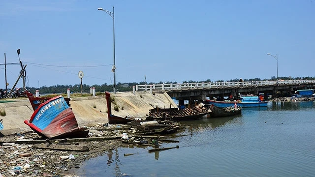 Những “tàu chết” ngay chân cầu Thạnh Đức, cảng Sa Huỳnh.