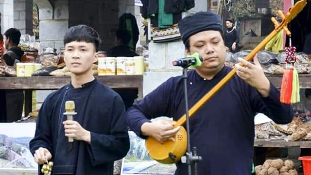 Nghệ nhân Xuân Bách (bên phải) trong một tiết mục trình diễn then tại Làng văn hóa du lịch các dân tộc Việt Nam.