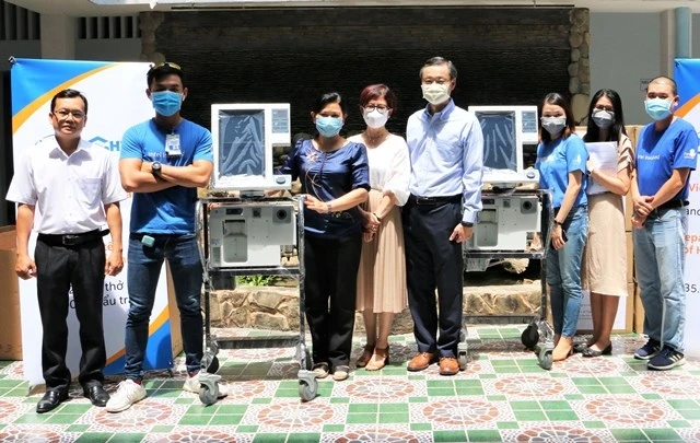 Đại diện Intel VN trao tặng thiết bị y tế cho đại diện Sở Y tế TP Hồ Chí Minh.