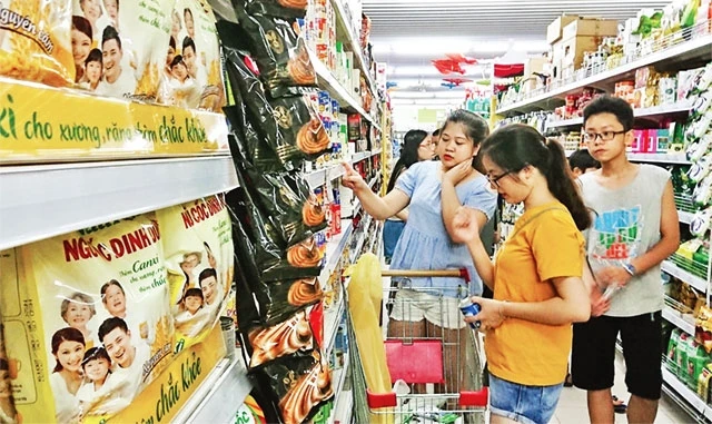 Người tiêu dùng mua sắm hàng hóa tại siêu thị Big C. Ảnh: NGỌC MAI