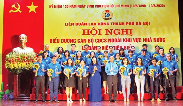 Liên đoàn Lao động TP Hà Nội biểu dương 90 cán bộ công đoàn cơ sở là đảng viên tiêu biểu trong các doanh nghiệp ngoài khu vực Nhà nước. Ảnh: NGUYỄN CÔNG
