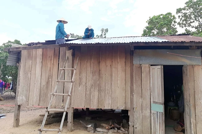 Người dân xã Phước Thắng (huyện Bác Ái, tỉnh Ninh Thuận) sửa chữa lại nhà ở sau lốc xoáy. Ảnh: NGUYỄN TRUNG