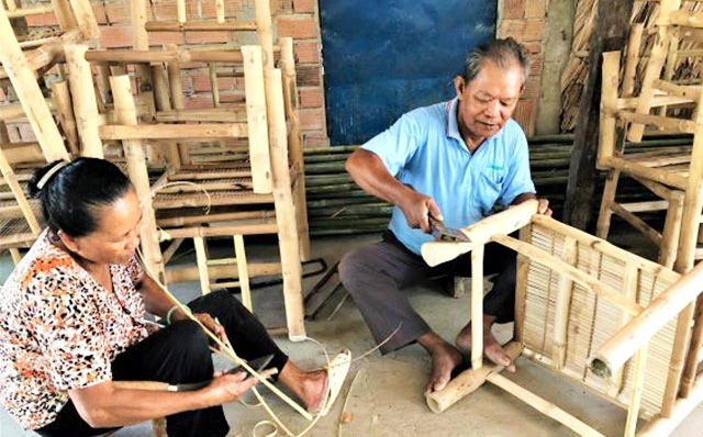 Đồng bào Khmer Sóc Trăng khôi phục làng nghề đan nhờ nguồn vốn chính sách xã hội.