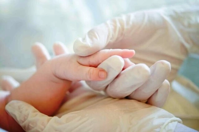 Trẻ sơ sinh có thể nhiễm SARS-CoV-2 từ người mẹ nhiễm bệnh hay không. (Nguồn: m24.ru)
