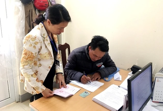 Công chức LĐ-TB-XH phường Sa Pa (thị xã Sa Pa) tiếp nhận và hoàn thiện hồ sơ thủ tục hỗ trợ cho người dân bị ảnh hưởng của dịch Covid-19. 